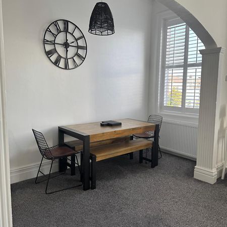 סאות'פורט Spacious Victorian Birkdale Apartment With Garden מראה חיצוני תמונה